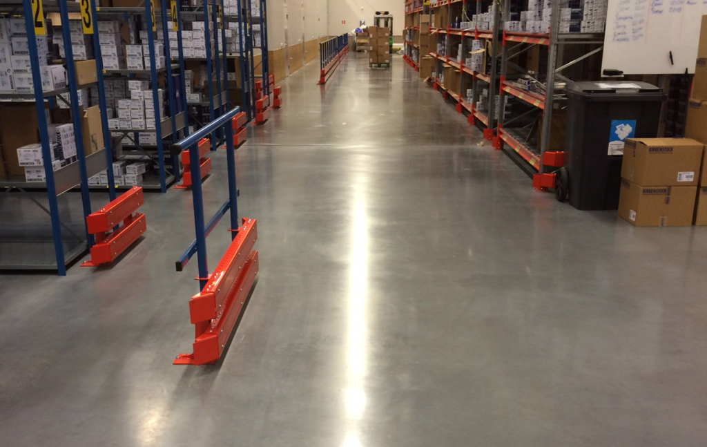 Lithurin is a dust binder for concrete floors, when dust binding concrete floors, the surface is sealed to simplify cleaning and improve wear resistance. During continuous cleaning with concrete soap, a shiny concrete surface appears
